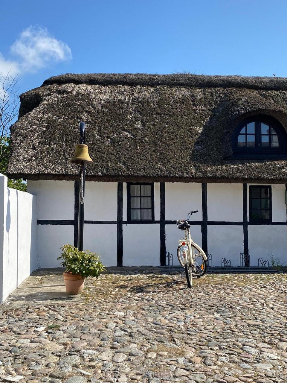 Hotel Strandgaarden Vesterø Havn Екстериор снимка