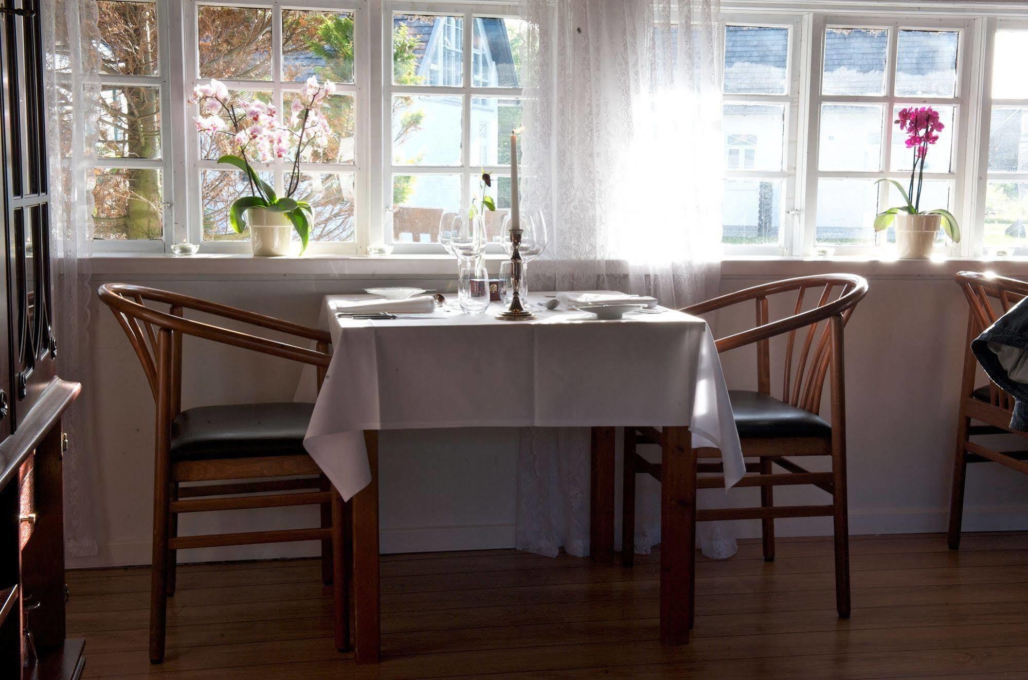Hotel Strandgaarden Vesterø Havn Екстериор снимка