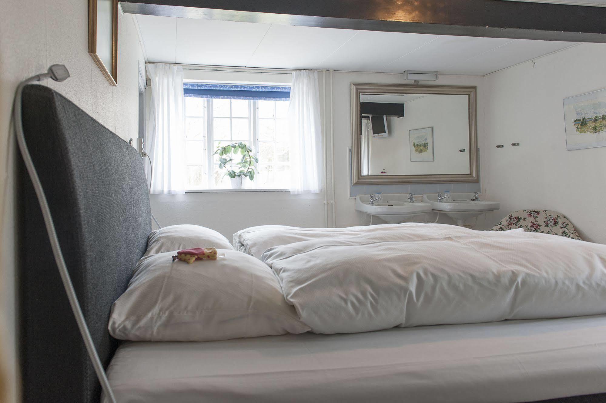 Hotel Strandgaarden Vesterø Havn Екстериор снимка