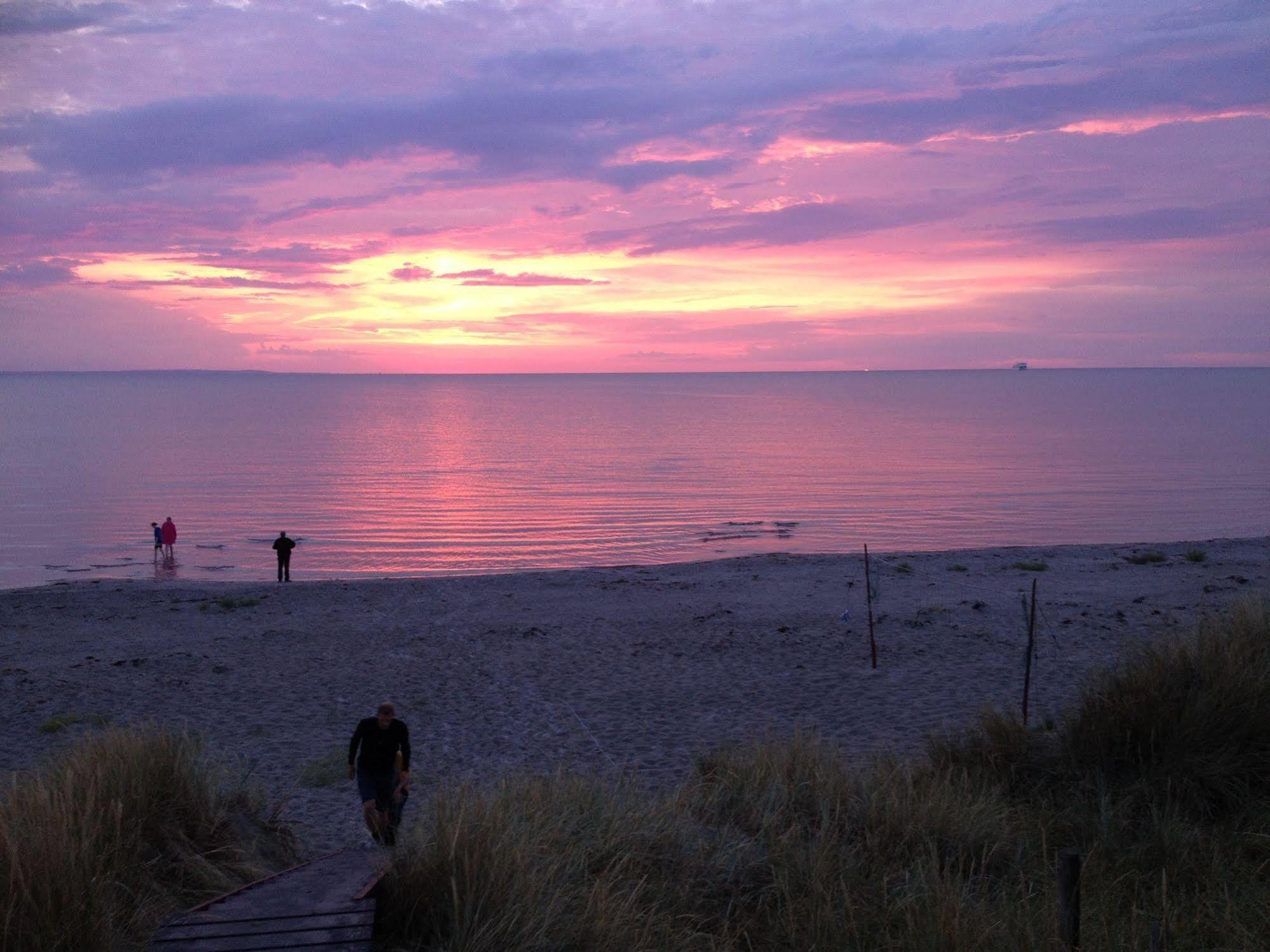 Hotel Strandgaarden Vesterø Havn Екстериор снимка