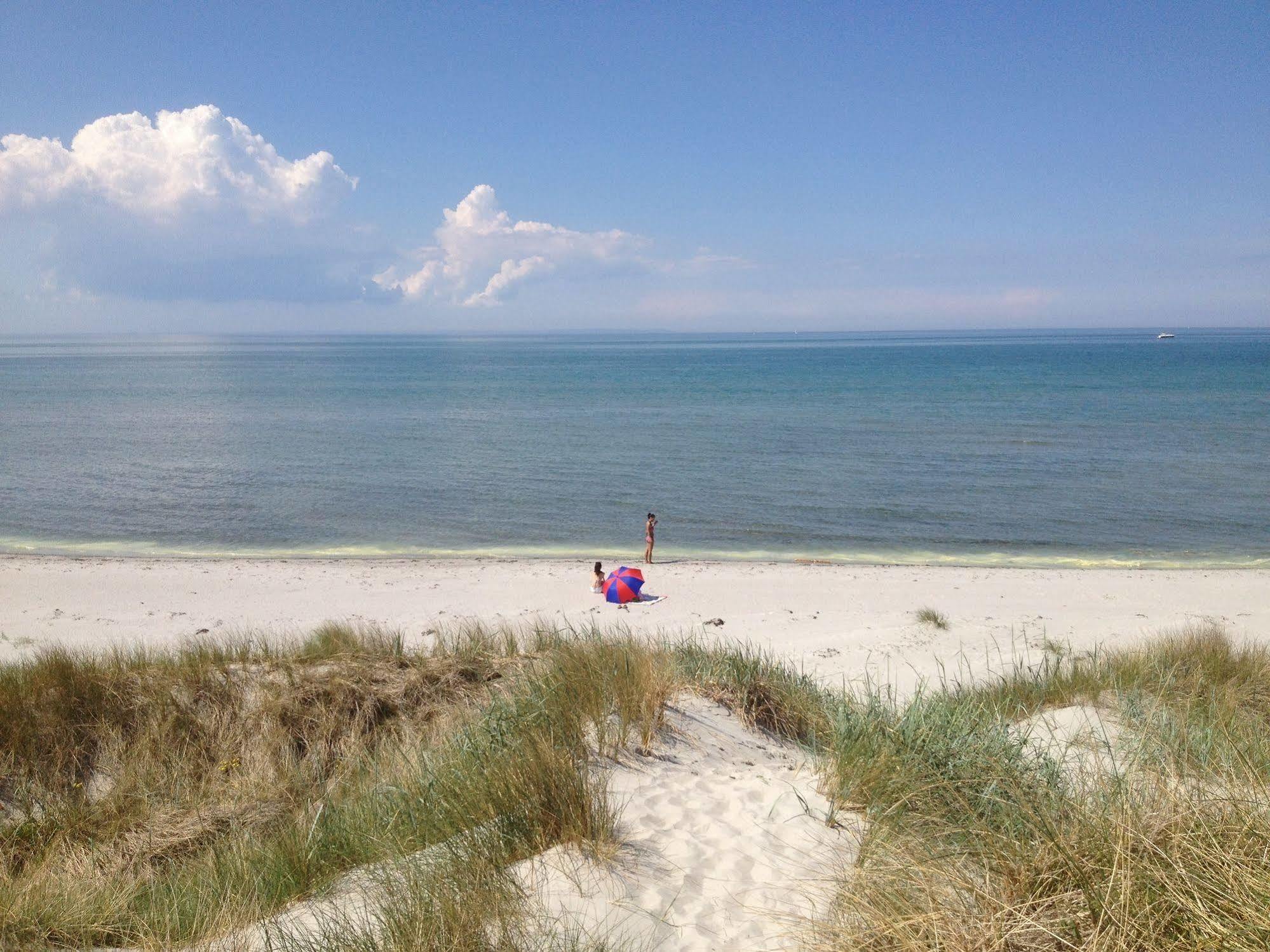 Hotel Strandgaarden Vesterø Havn Екстериор снимка